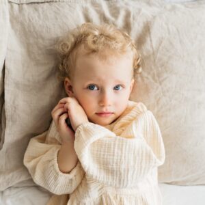 dieťa v posteli